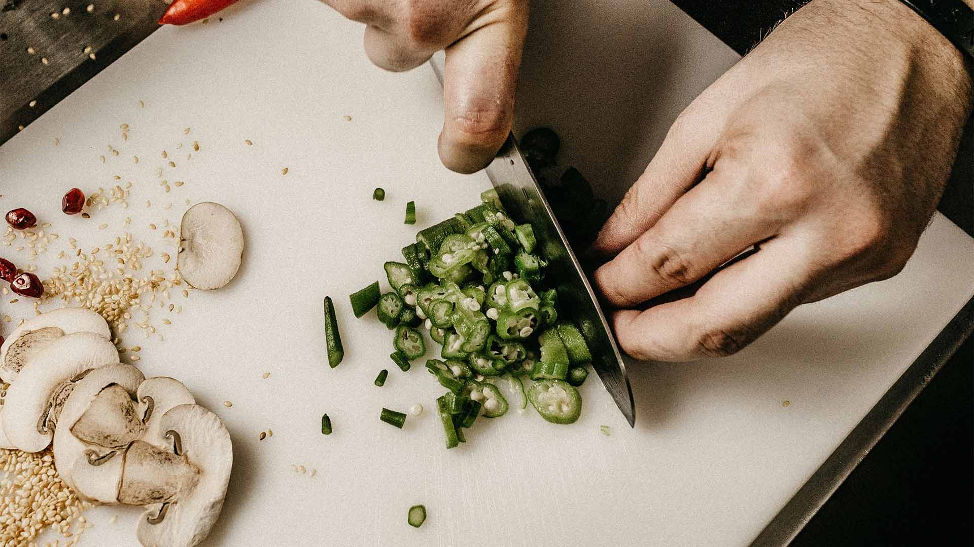 En person som hackar upp grönsaker