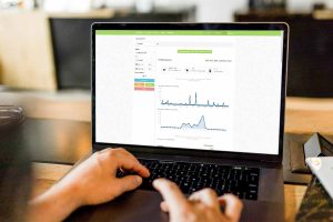 En person som sitter vid en dator och kollar på statistik